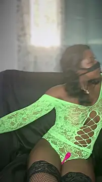 Snapshot of _foreigntitts chatting on 10/28/25, 04:09 foreigntitts online show from 10/28/25, 04:09