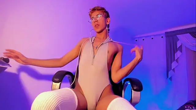 Snapshot of Angelicious_Boy chatting on 11/29/25, 02:47 Angelicious Boy online show from 11/29/25, 02:47