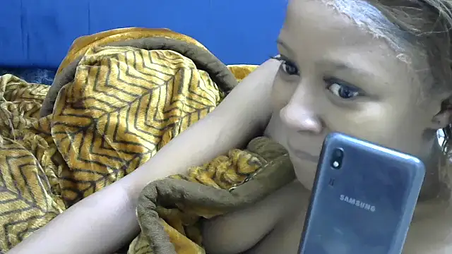 Snapshot of CURVYBABExxx chatting on 09/19/25, 06:37 CURVYBABExxx online show from 09/19/25, 06:37