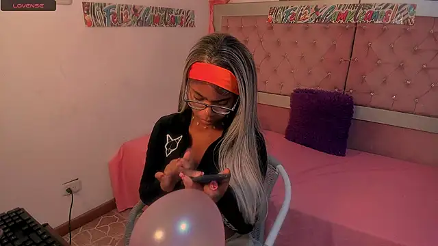 Luna Colinns online show from 09/30/25, 12:43