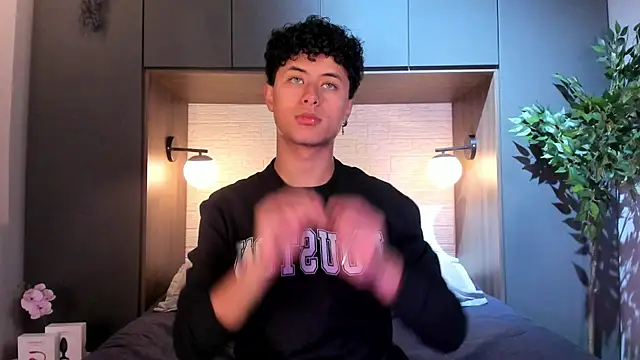 Snapshot of NoahDupont chatting on 10/22/25, 11:32 NoahDupont online show from 10/22/25, 11:32