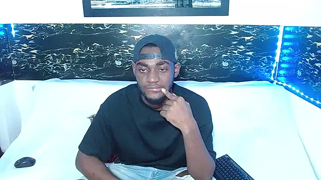 Snapshot of eebony_stallion chatting on 09/27/25, 03:22 eebony stallion online show from 09/27/25, 03:22