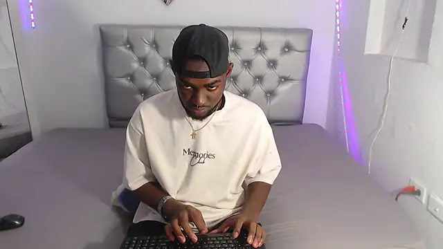 Snapshot of eebony_stallion chatting on 11/11/25, 06:19 eebony stallion online show from 11/11/25, 06:19