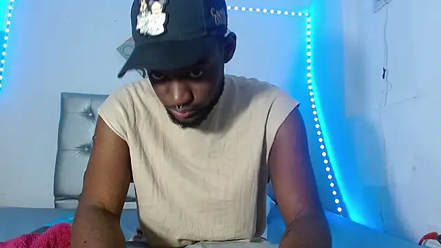 Snapshot of eebony_stallion chatting on 11/17/25, 06:14 eebony stallion online show from 11/17/25, 06:14