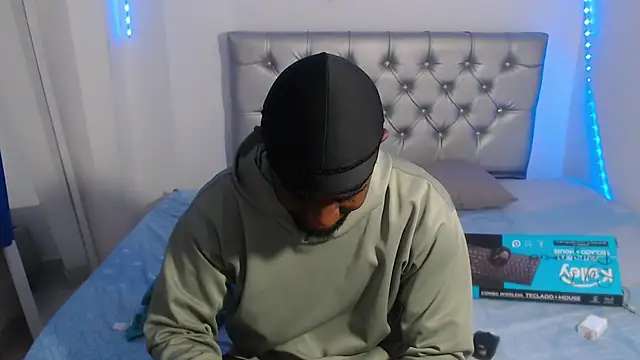 Snapshot of eebony_stallion chatting on 11/28/25, 06:21 eebony stallion online show from 11/28/25, 06:21