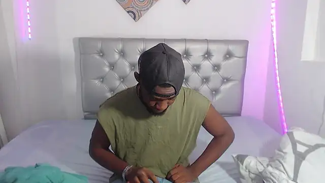 Snapshot of eebony_stallion chatting on 12/19/25, 06:26 eebony stallion online show from 12/19/25, 06:26