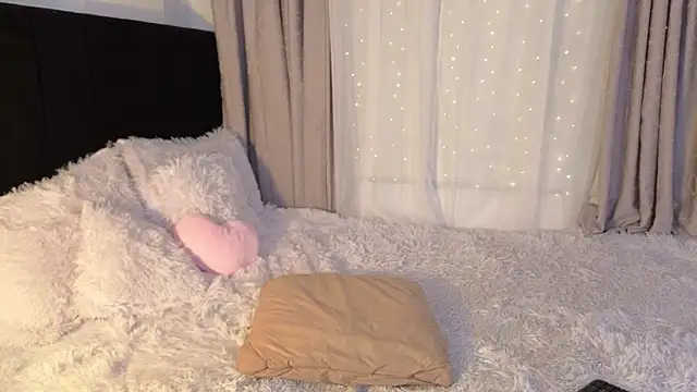 Snapshot of LunaVelvet777 chatting on 03/19/26, 03:49 LunaVelvet777 online show from 03/19/26, 03:49