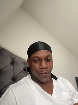 Snapshot of labishyoung25 chatting on 11/21/25, 06:06 labishyoung25 online show from 11/21/25, 06:06