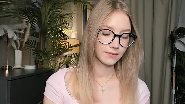 Snapshot of ChinBonnell chatting on 11/06/25, 05:41 ChinBonnell online show from 11/06/25, 05:41