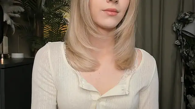 Snapshot of ChinBonnell chatting on 12/15/25, 05:44 ChinBonnell online show from 12/15/25, 05:44