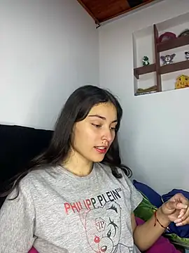 Snapshot of hotwife26 chatting on 04/11/26, 10:47 hotwife26 online show from 04/11/26, 10:47