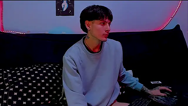 Snapshot of Dioniso_guy8 chatting on 04/15/26, 07:43 Dioniso guy8 online show from 04/15/26, 07:43