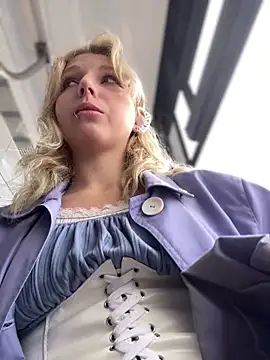 Snapshot of EveLittleSinner chatting on 09/16/25, 08:15 EveLittleSinner online show from 09/16/25, 08:15