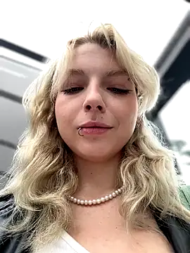 Snapshot of EveLittleSinner chatting on 09/18/25, 07:43 EveLittleSinner online show from 09/18/25, 07:43