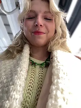 Snapshot of EveLittleSinner chatting on 09/20/25, 09:21 EveLittleSinner online show from 09/20/25, 09:21