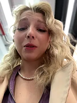 Snapshot of EveLittleSinner chatting on 09/21/25, 09:00 EveLittleSinner online show from 09/21/25, 09:00