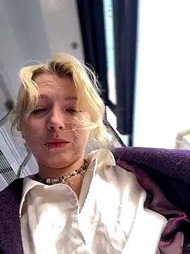 Snapshot of EveLittleSinner chatting on 09/28/25, 08:42 EveLittleSinner online show from 09/28/25, 08:42