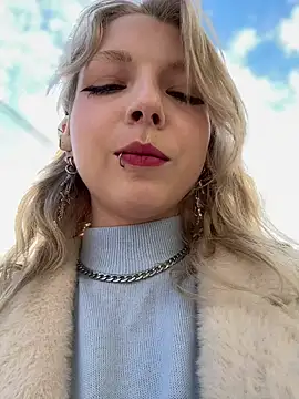 Snapshot of EveLittleSinner chatting on 10/07/25, 08:44 EveLittleSinner online show from 10/07/25, 08:44