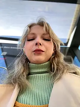 Snapshot of EveLittleSinner chatting on 10/08/25, 09:18 EveLittleSinner online show from 10/08/25, 09:18