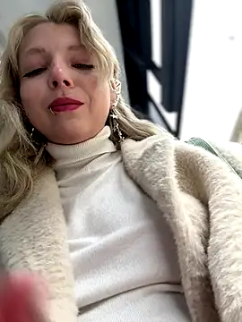 Snapshot of EveLittleSinner chatting on 10/12/25, 08:46 EveLittleSinner online show from 10/12/25, 08:46