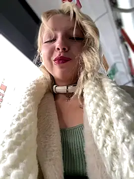 Snapshot of EveLittleSinner chatting on 10/13/25, 08:58 EveLittleSinner online show from 10/13/25, 08:58