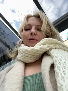 Snapshot of EveLittleSinner chatting on 10/19/25, 11:00 EveLittleSinner online show from 10/19/25, 11:00