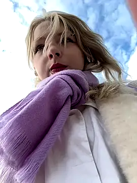 Snapshot of EveLittleSinner chatting on 10/21/25, 11:22 EveLittleSinner online show from 10/21/25, 11:22