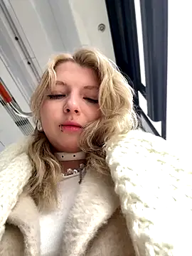 Snapshot of EveLittleSinner chatting on 10/22/25, 09:09 EveLittleSinner online show from 10/22/25, 09:09