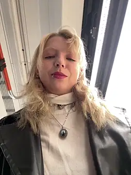 Snapshot of EveLittleSinner chatting on 10/28/25, 10:41 EveLittleSinner online show from 10/28/25, 10:41