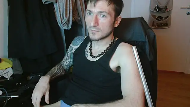 Snapshot of th1_ chatting on 04/06/26, 10:44 th1 online show from 04/06/26, 10:44