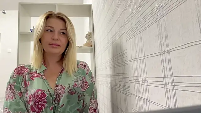 Blondie xoxoxo online show from 09/29/25, 09:36