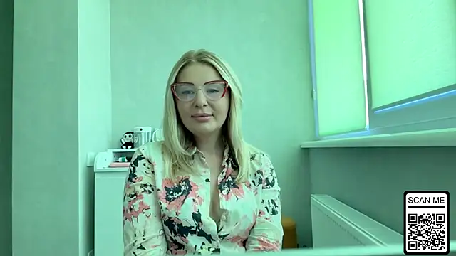 Snapshot of Blondie_xoxoxo chatting on 07/14/26, 10:21 Blondie xoxoxo online show from 07/14/26, 10:21