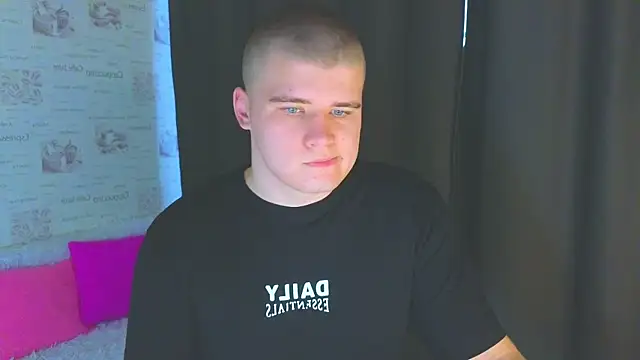 Snapshot of kittenmurr chatting on 10/04/25, 01:03 kittenmurr online show from 10/04/25, 01:03