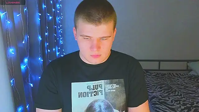 Snapshot of kittenmurr chatting on 12/15/25, 10:58 kittenmurr online show from 12/15/25, 10:58