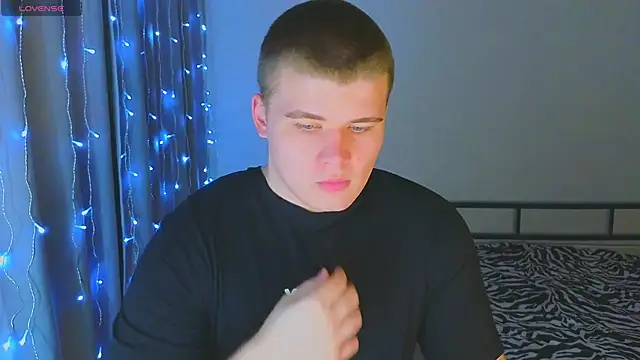 Snapshot of kittenmurr chatting on 12/19/25, 01:56 kittenmurr online show from 12/19/25, 01:56