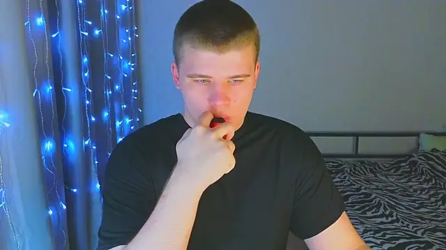 Snapshot of kittenmurr chatting on 12/19/25, 11:34 kittenmurr online show from 12/19/25, 11:34