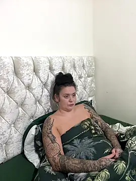 Snapshot of Charsworld chatting on 12/22/25, 09:39 Charsworld online show from 12/22/25, 09:39