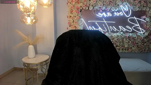 MilaColeman online show from 12/15/25, 04:28