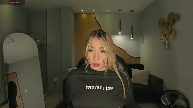 Snapshot of LizzCooper chatting on 11/05/25, 04:12 LizzCooper online show from 11/05/25, 04:12