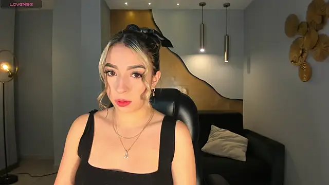 Snapshot of LizzCooper chatting on 11/08/25, 04:01 LizzCooper online show from 11/08/25, 04:01