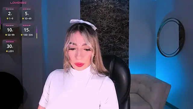 Snapshot of LizzCooper chatting on 11/12/25, 04:02 LizzCooper online show from 11/12/25, 04:02