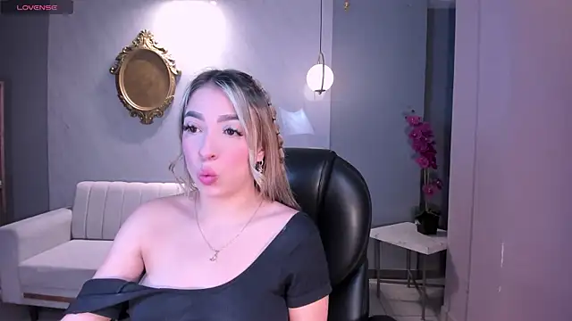 Snapshot of LizzCooper chatting on 11/19/25, 04:12 LizzCooper online show from 11/19/25, 04:12