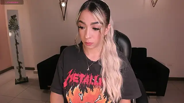 Snapshot of LizzCooper chatting on 11/26/25, 04:02 LizzCooper online show from 11/26/25, 04:02