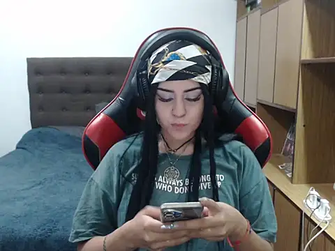 Snapshot of bluegoddessstoned chatting on 12/16/25, 08:47 bluegoddessstoned online show from 12/16/25, 08:47