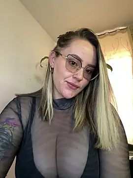 Snapshot of CurvyLust_x chatting on 04/16/26, 01:12 CurvyLust x online show from 04/16/26, 01:12