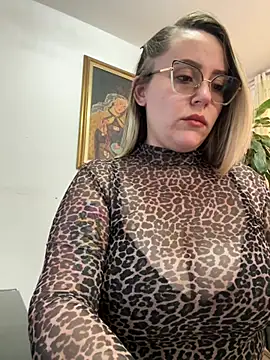 Snapshot of CurvyLust_x chatting on 05/06/26, 02:33 CurvyLust x online show from 05/06/26, 02:33