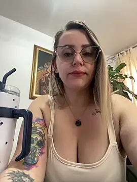 Snapshot of CurvyLust_x chatting on 05/11/26, 02:12 CurvyLust x online show from 05/11/26, 02:12