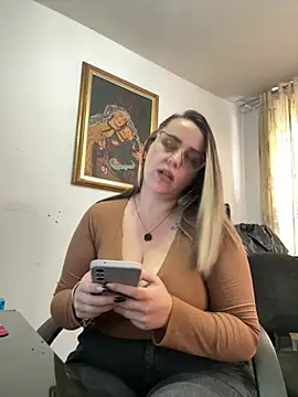 Snapshot of CurvyLust_x chatting on 05/12/26, 03:31 CurvyLust x online show from 05/12/26, 03:31