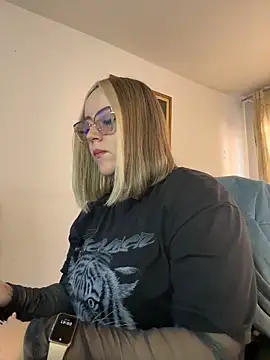 Snapshot of CurvyLust_x chatting on 06/20/26, 02:42 CurvyLust x online show from 06/20/26, 02:42