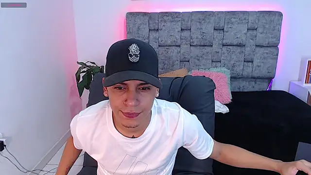 Snapshot of david_santos16 chatting on 10/28/25, 06:39 david santos16 online show from 10/28/25, 06:39